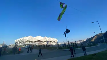 Paraşütçü elektrik tellerinde asılı kaldı