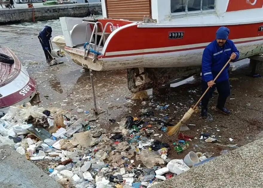 Bandırma sahili çöplüğe döndü 1 Bandırma sahili çöplüğe döndü 1