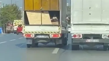 Üsküdar'da yol verme kavgası: Sürücünün üzerine yürüdü