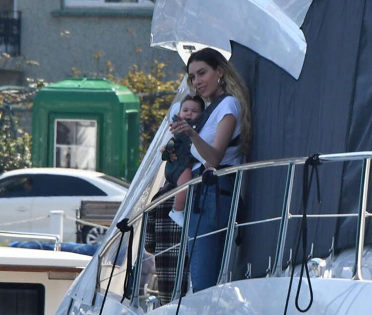 Kenan İmirzalıoğlu ile Sinem Kobal'ın kızları Lalin ile Boğaz keyfi