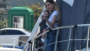Kenan İmirzalıoğlu ile Sinem Kobal'ın kızları Lalin ile Boğaz keyfi Kenan İmirzalıoğlu ile Sinem Kobal'ın kızları Lalin ile Boğaz keyfi