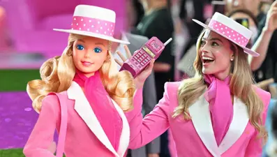 Margot Robbie galada 1980'li yılların Barbie oyuncağını canlandırdı
