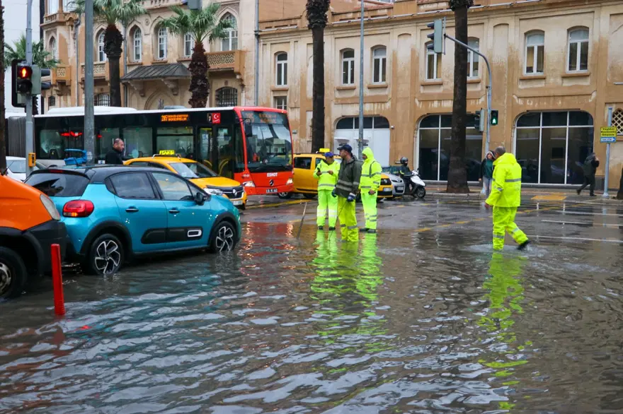 İzmir'de caddeler göle döndü, araçlar sular altında kaldı 4