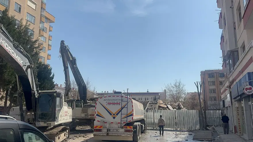 6 katlı bina yıkım sırasında çöktü 