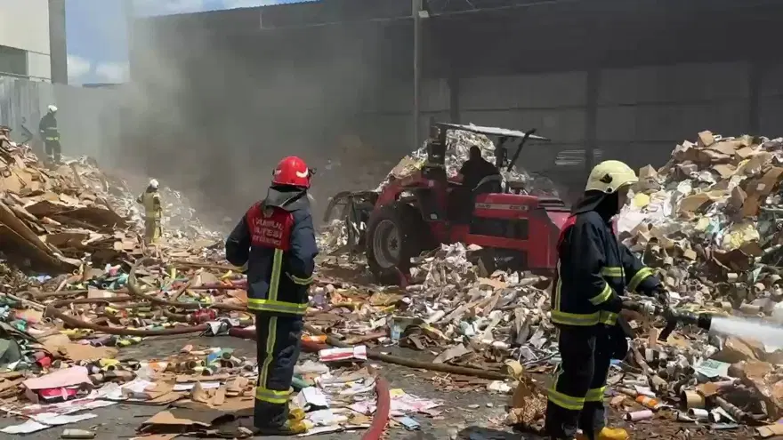 İstanbul'da geri dönüşüm tesisinde yangın 5 İstanbul'da geri dönüşüm tesisinde yangın 5