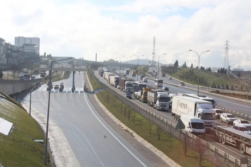 İstanbul yolunda 8 kilometrelik TIR ve kamyon kuyruğu 6