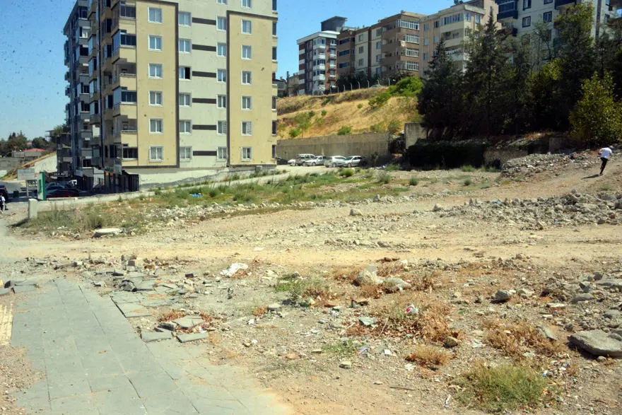 Depremden aylar sonra ortaya çıkan gerçek: “Pes”dedirten savunmayı yapan müteahhidin 5 binası daha yıkılmış 6 Depremden aylar sonra ortaya çıkan gerçek: “Pes”dedirten savunmayı yapan müteahhidin 5 binası daha yıkılmış 6