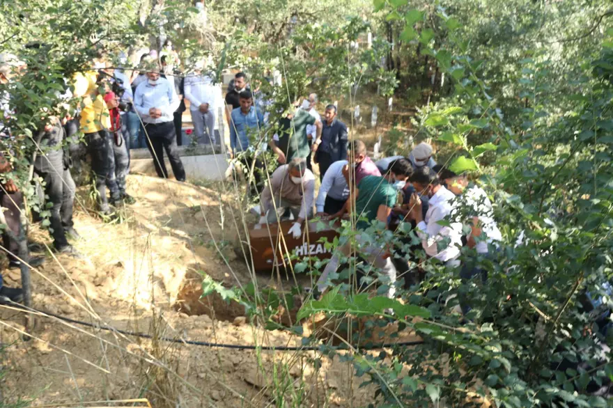 Hüzünlü veda: Pınar Gültekin son yolculuğuna uğurlandı 5