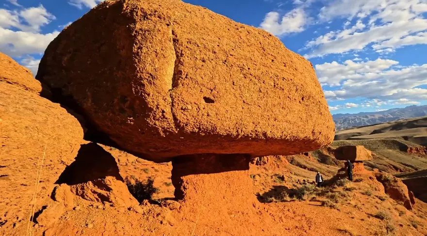 Kars'taki kızıl kaya kanyonları Arizona'yı andırıyor: Doğa tutkunları hayran kaldı 