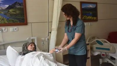 2 şikayetle hastaneye gitti, ameliyatı 3 saat sürdü: Karnından çıkarıldı