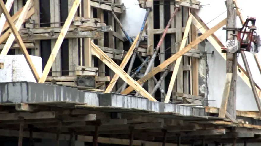 Beton mikseri evin duvarını deldi 3