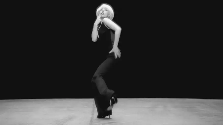 Gaga'dan homoerotik bir askeri fantezi 11