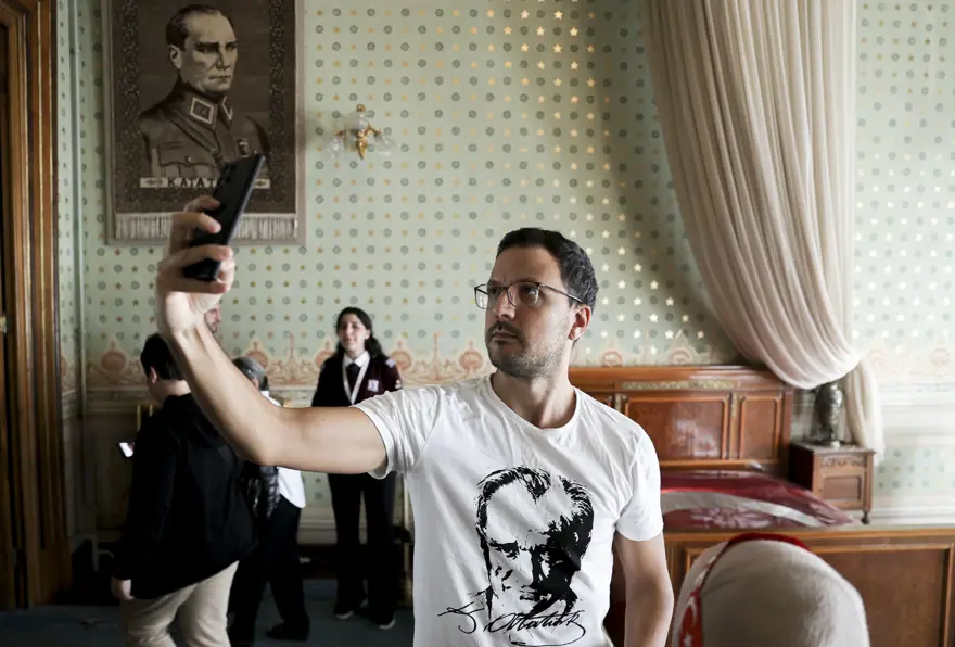 Dolmabahçe Sarayı'na Cumhuriyet'in 100. yılında ziyaretçi akını 3 Dolmabahçe Sarayı'na Cumhuriyet'in 100. yılında ziyaretçi akını 3