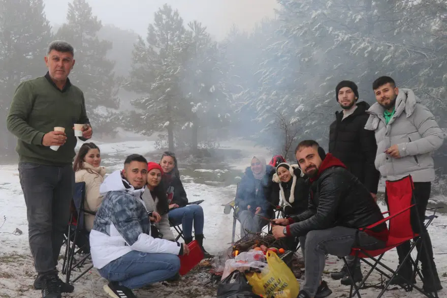 Kar ve sisin birleşimi mest etti: Ailesiyle vakit geçirmek isteyen oraya akın etti 5 Kar ve sisin birleşimi mest etti: Ailesiyle vakit geçirmek isteyen oraya akın etti 5