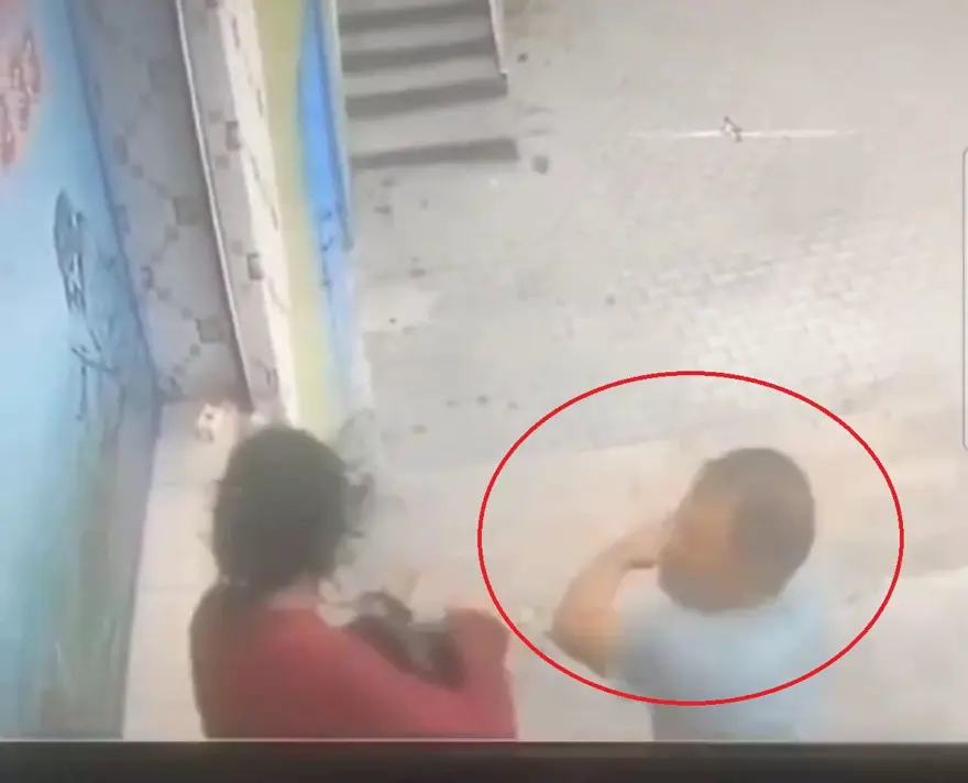 Sokak ortasında kadına şiddet | Saldırganı etkisiz hale getiren genç: Dersini alsın diye ben de ona vurdum 