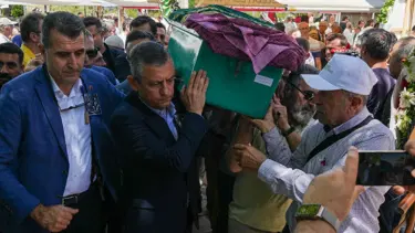 Özgür Özel, memleketinde cenazeye katıldı