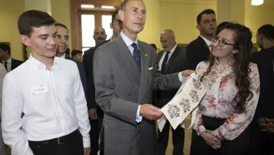 Kraliçe 2. Elizabeth'in en küçük oğlu Prens Edward Kabataş Erkek Lisesi'ni ziyaret etti