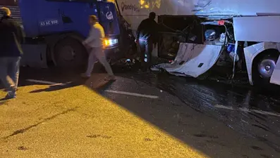 Bilecik'te tur otobüsü ile TIR çarpıştı: Yaralılar var