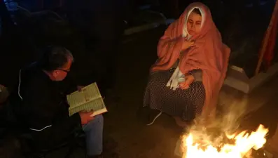 Afetin yıl dönümünde kaybettikleri yakınlarının mezarı başında dua ettiler