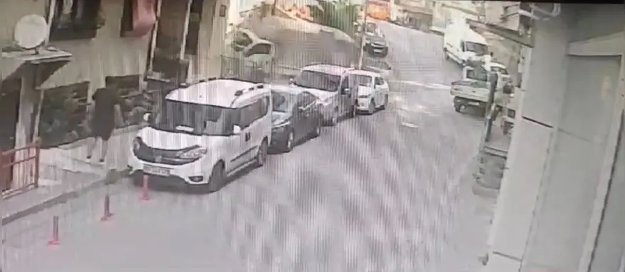 Kağıthane'de korku dolu anlar: Pedalı takılan kamyonet bina boşluğuna düştü 1 Kağıthane'de korku dolu anlar: Pedalı takılan kamyonet bina boşluğuna düştü 1