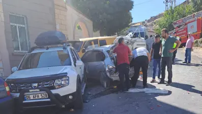 Kontrolden çıkan minibüs yayalara ve araçlara çarptı: 1 ölü, 1 yaralı