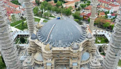 Restorasyondaki Selimiye Camisi'nin ana kubbesine kurşun örtü