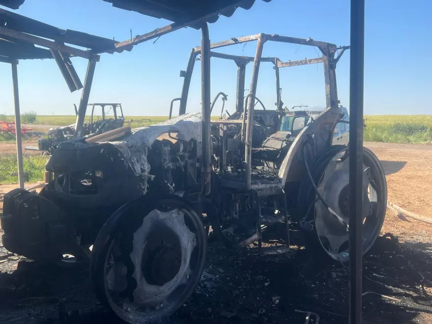 Mardin'de traktör ve trafoları ateşe verdiler 9