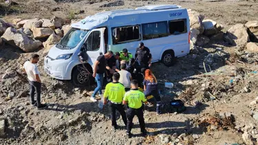 Servis minibüsü takla attı, sürücü yaralandı
