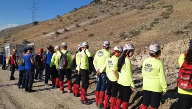 Kayıp olarak aranan genç, ağacın altında uyurken bulundu