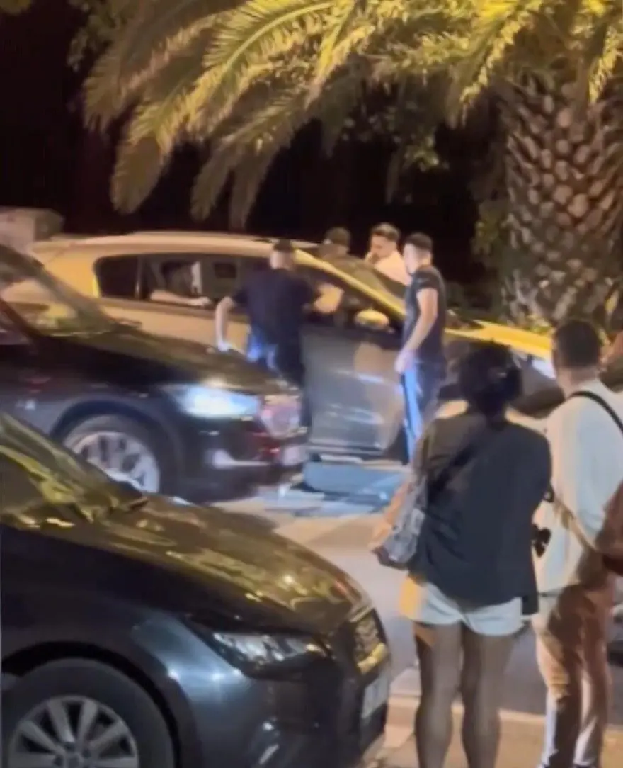 Kadıköy'de aracın önünü kesip içindekileri yumrukladılar! 5