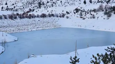 Akdeniz'in Sibirya'sında gölet dondu
