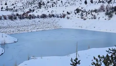 Akdeniz'in Sibirya'sında gölet dondu