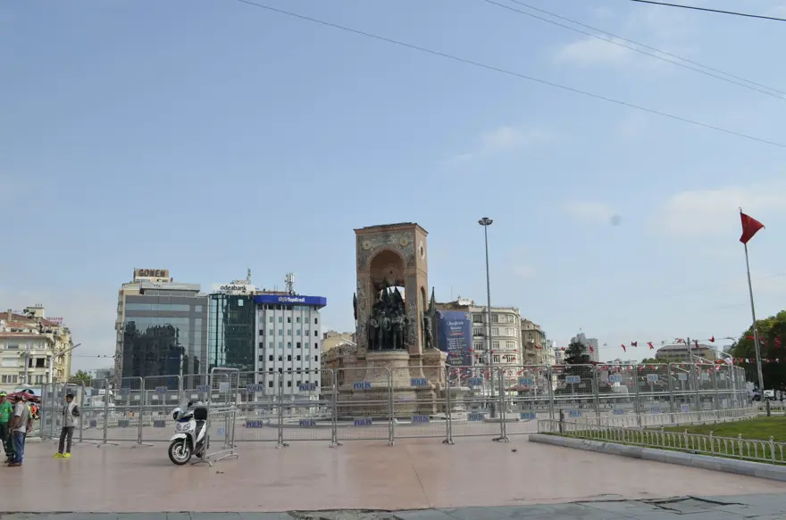 Taksim'de bariyerli önlem 4