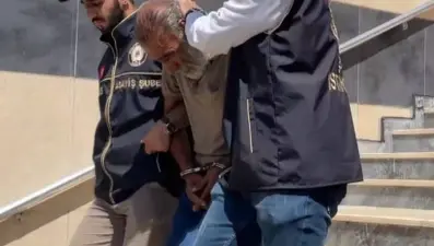 Galata Köprüsü'nde kumar oynatan şüpheli yakalandı