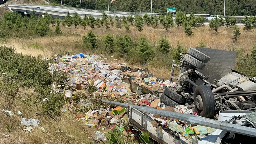 Kuzey Marmara Otoyolu’nda kamyon şarampoledevrildi: 2 yaralı 