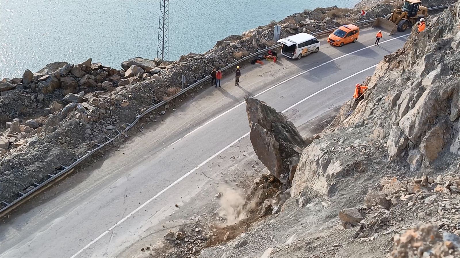 Artvin’de riskli kayalar için endüstriyel dağcılar devrede