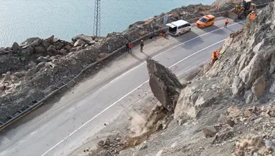 Artvin’de riskli kayalar için endüstriyel dağcılar devrede