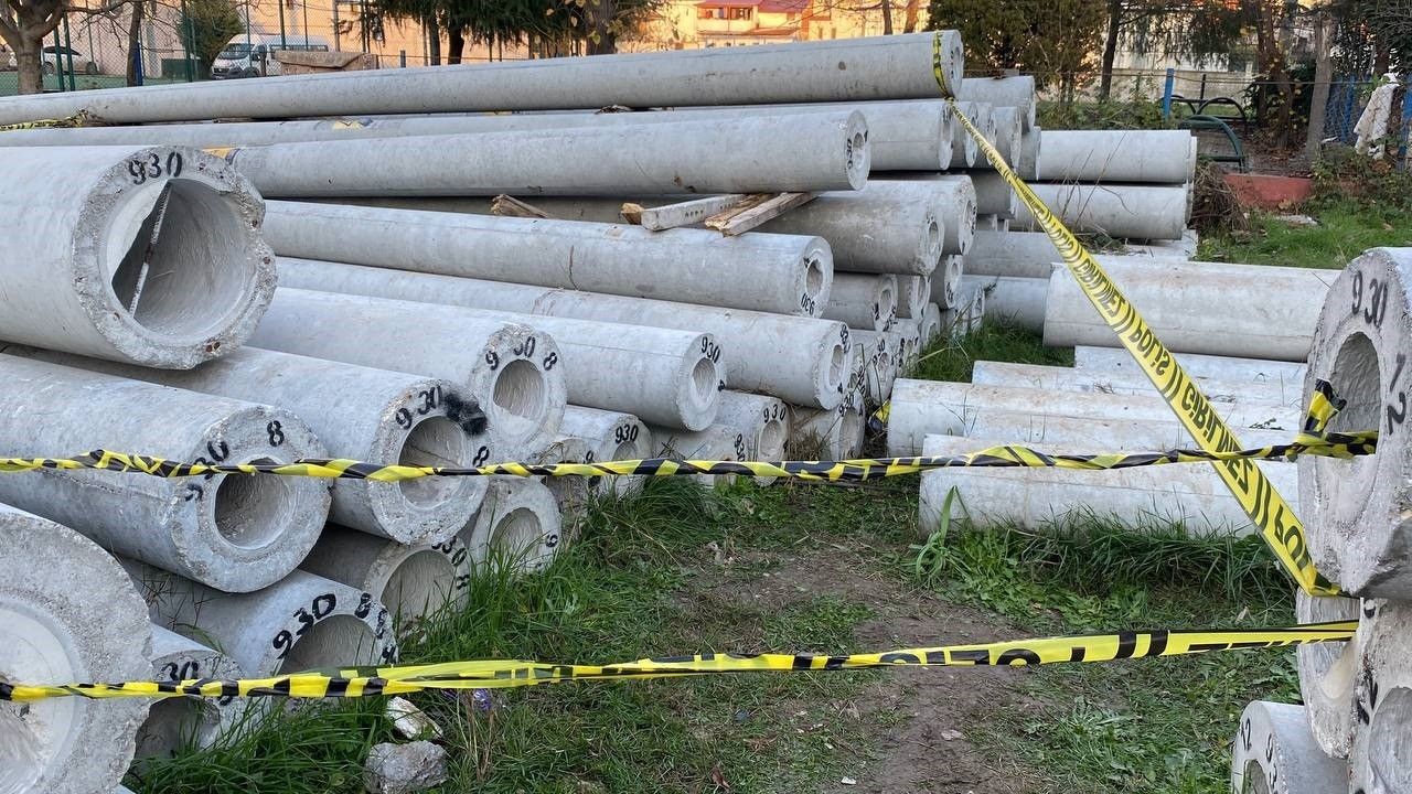 Oynarken beton direklerin arasında sıkışarak can verdi