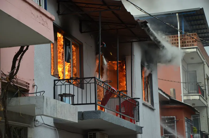 İki katlı ev alev alev yandı 3