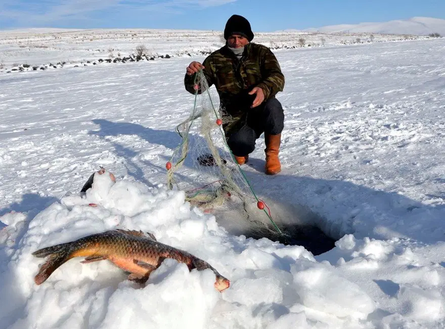 Donan Çıldır Gölü'nde Eskimo usulü balık avı 12