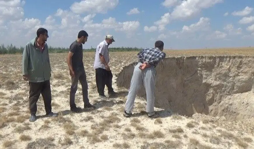 Konya'da büyük 10 metre derinliğinde obruk! Ekipler bölgede, incelemeler sürüyor 4 Konya'da büyük 10 metre derinliğinde obruk! Ekipler bölgede, incelemeler sürüyor 4