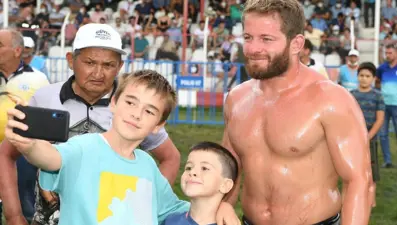 669. Tarihi Elmalı Yağlı Güreşleri’nin başpehlivanı İsmail Balaban oldu