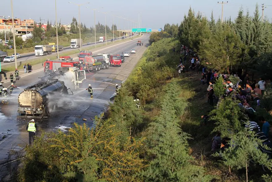 Adana'da iki tanker çarpıştı 8