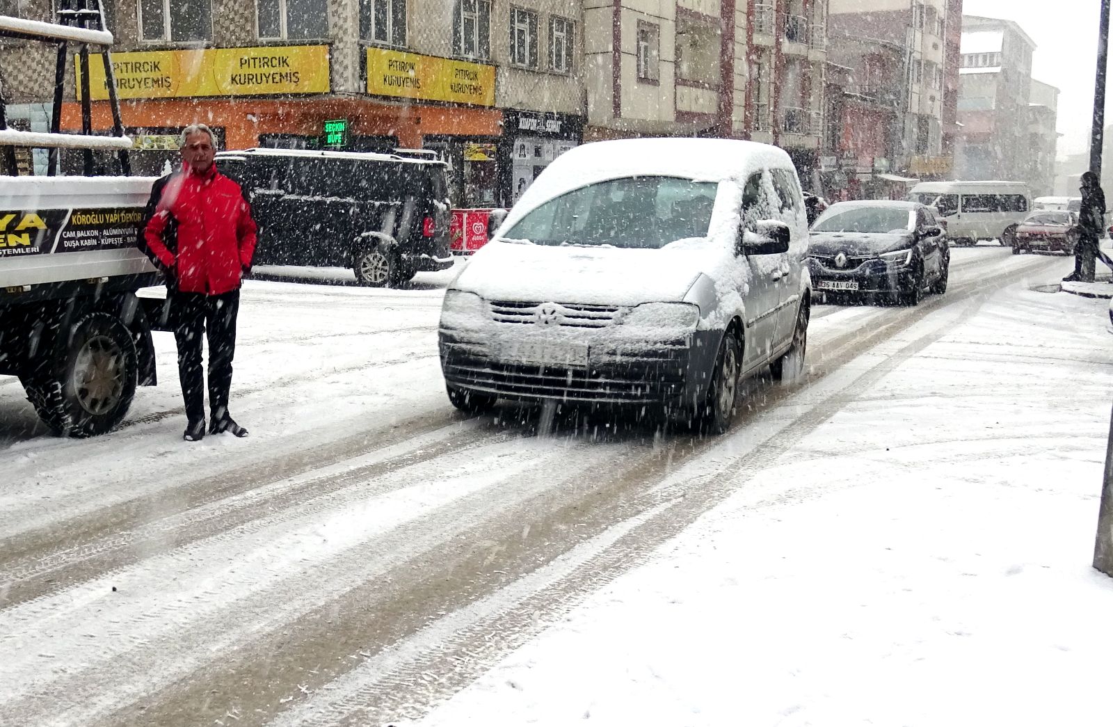 Meteorolojidenart arda uyarılar: Kuvvetli sağanak, yoğun kar ve fırtınaya dikkat!