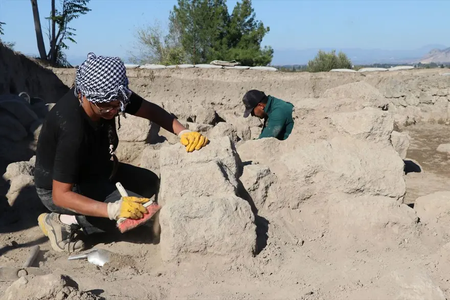Tatarlı Höyük'te Orta Demir Çağ'a ait depolama alanı bulundu 22 Tatarlı Höyük'te Orta Demir Çağ'a ait depolama alanı bulundu 22