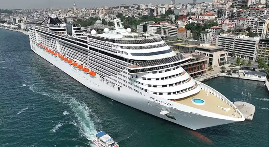 Dev kruvaziyer gemi Galataport İstanbul'da