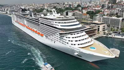 Dev kruvaziyer gemi Galataport İstanbul'da