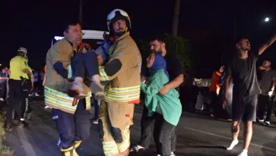 İşçi servisi park halindeki tıra çarptı: 5'i ağır 20 yaralı