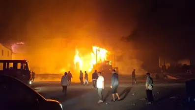 Paketleme fabrikası küle döndü