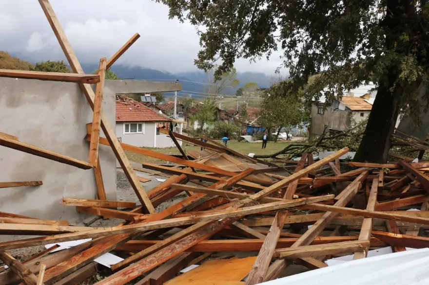 Bolu'da hortum: Ağaçlar devrildi, çatılar uçtu 8